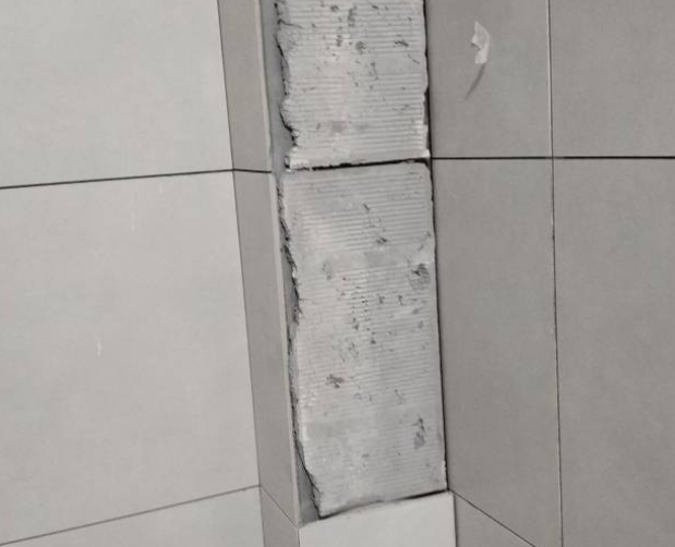 莱阳瓷砖空鼓维修公司分享下瓷砖施工前基层浇水润湿程度不足，可能导致以下问题